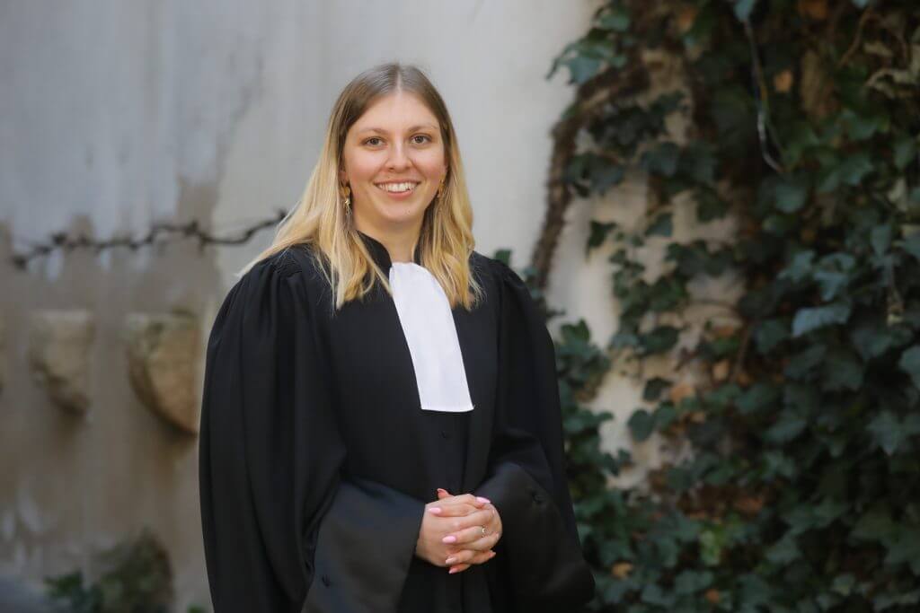 Portrait de Clara FORTHOFFER, avocate au Barreau de Strasbourg en droit de la famille et des personnes, droit civil, droit pénal et droit des mineurs