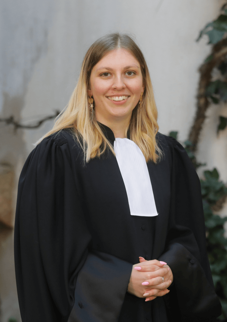 Portrait de Clara FORTHOFFER, avocate au Barreau de Strasbourg en droit de la famille et des personnes, droit civil, droit pénal et droit des mineurs