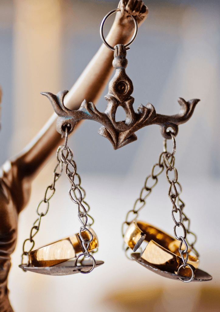 Zoom sur 2 alliances posées sur les socles de la balance de la justice